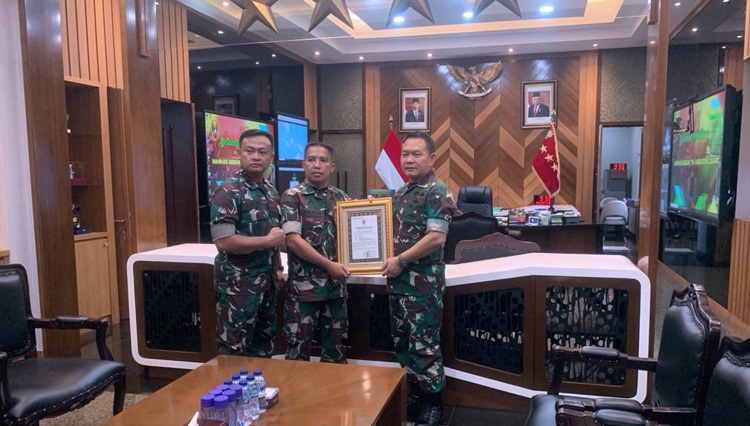 Kasad Beri Penghargaan Aksi Heroik Prajurit TNI Kodim 0617 Majalengka