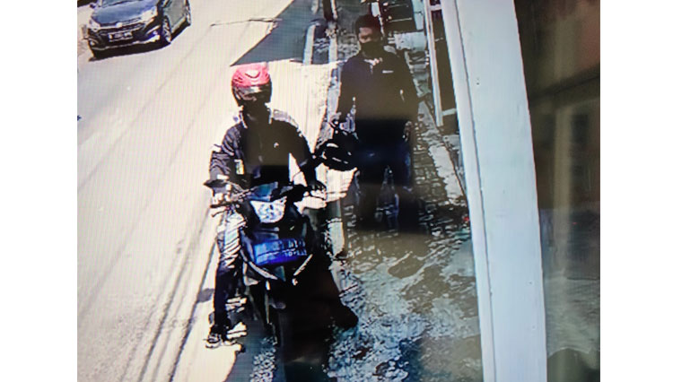 Terekam CCTV Maling Di Majalengka Gasak Uang Rp 7 Juta Dalam Jok Motor