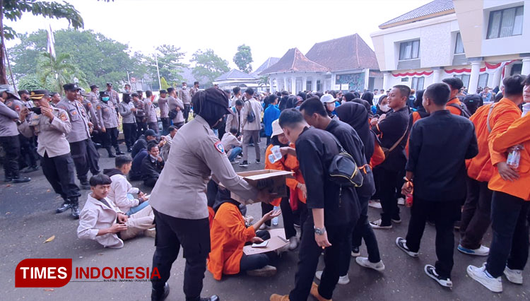 Potret Di Tengah Guyuran Hujan Mahasiswa Majalengka Demo Tolak