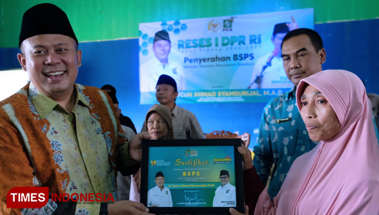 Ketua Fraksi Pkb Dpr Ri Salurkan Program Bsps Kementerian Pupr Untuk