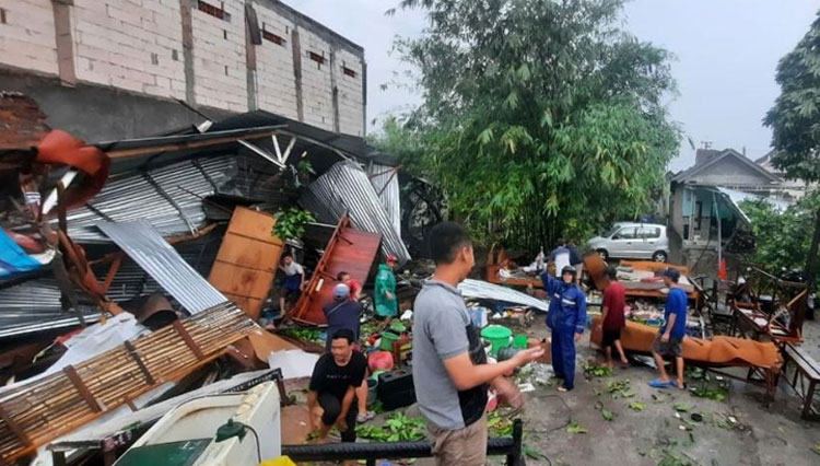 Kabupaten Sidoarjo Diterjang Hujan Deras Dan Angin Kencang Times