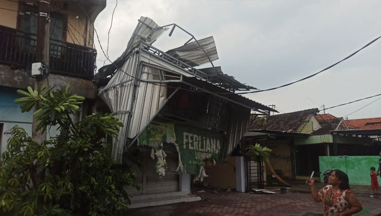 Kabupaten Sidoarjo Diterjang Hujan Deras Dan Angin Kencang Times