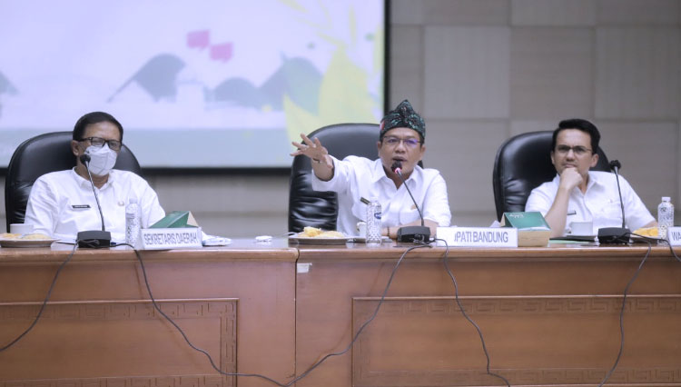 Bupati Bandung Dadang Supriatna saat Rakor Pemda Persiapan Porprov di Gedung Moch Toha, Soreang, Kamis (27/10/2022) malam. (Foto: Diskominfo for TIMES Indonesia)