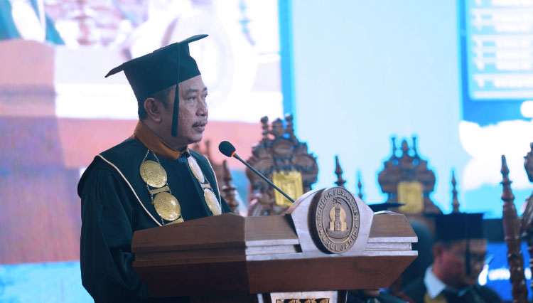 Rektor Unuja Probolinggo KH Abdul Hamid Wahid di acara wisuda 1.115 mahasiswa dan mahasiswi Unuja (foto: Taufik Hidayat/TIMES Indonesia)