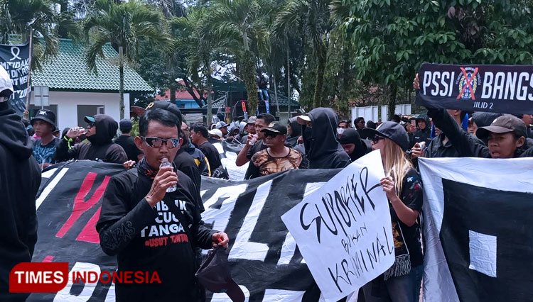 Aksi Damai Di Kejari Kabupaten Malang Aremania Minta Usut Tuntas