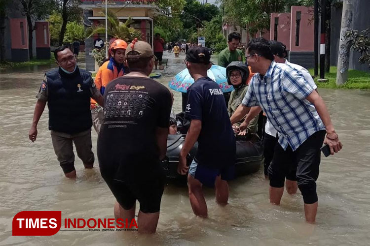 Banjir Gresik Warga Perumahan Di Menganti Terisolasi TIMES Indonesia