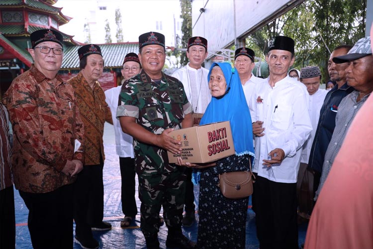 Pangdam Brawijaya Farid Makruf Bagikan Paket Sembako Ke Dhuafa Dan