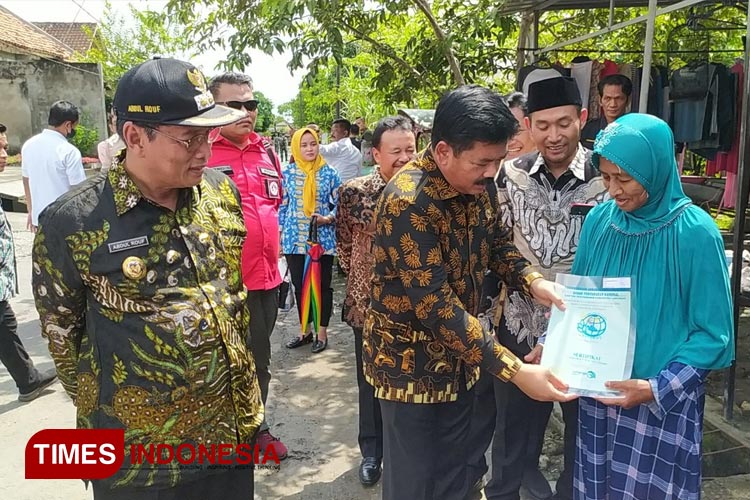 Bagikan Sertifikat Tanah Door To Door Menteri ATR BPN Bikin Warga