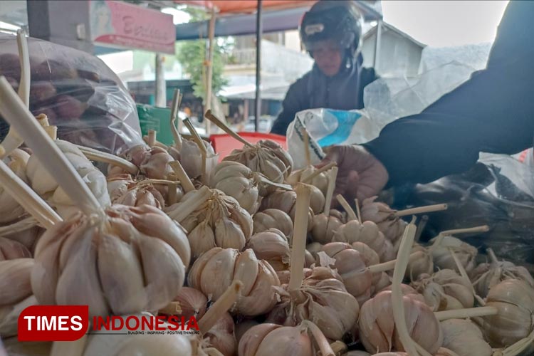 Harga Bawang Putih Naik Pedagang Di Pasar Tradisional Kota Blitar