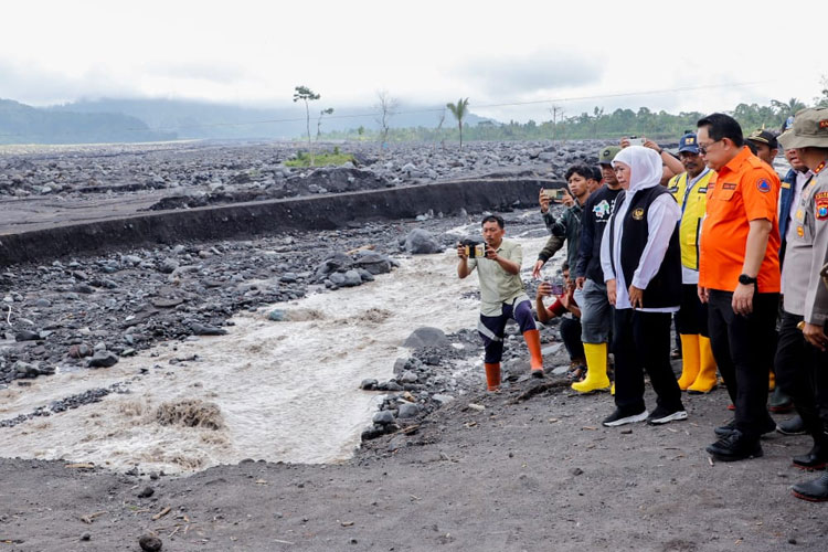 Gubernur Khofifah Targetkan Proses Rekonstruksi Jembatan Putus Di