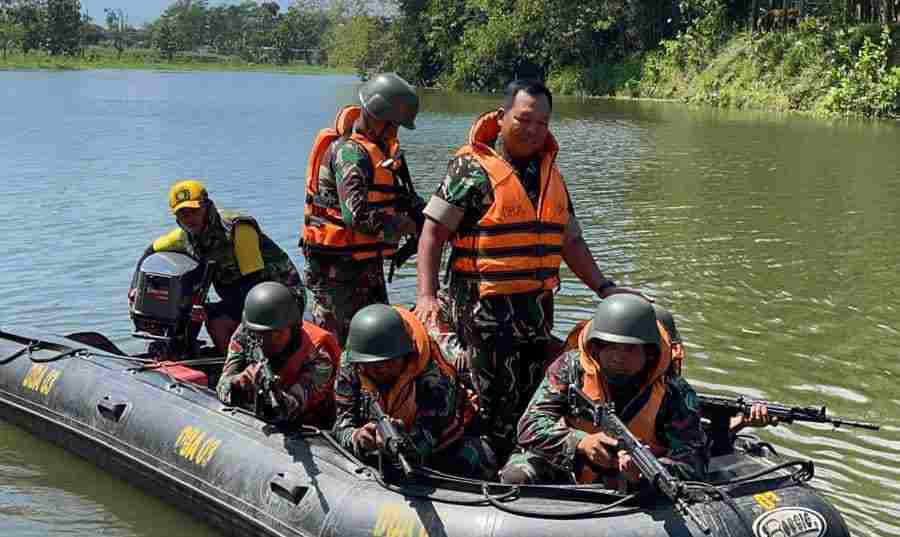 Naik Perahu Pangdam Tinjau Kesiapan Satgas Yonzipur 5 Latihan Operasi