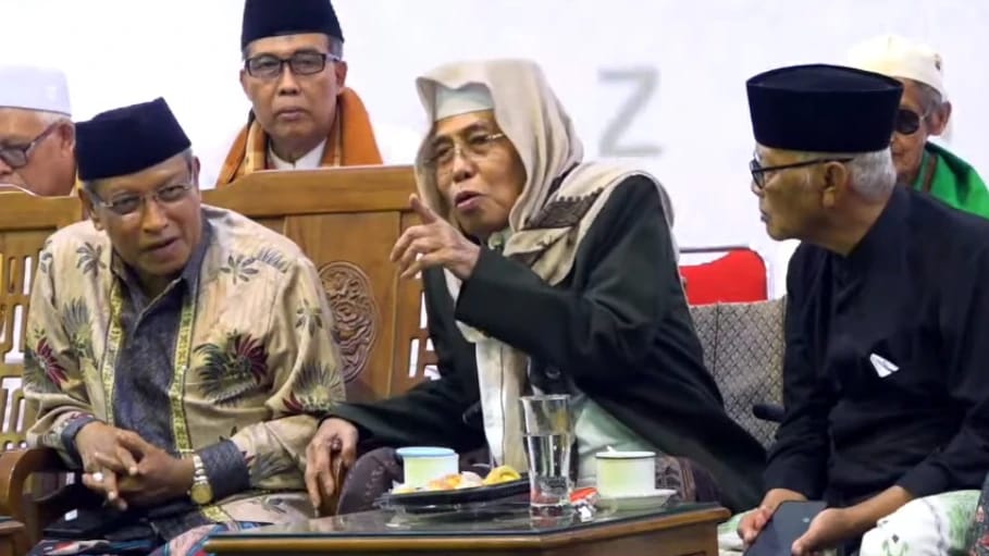 Kh Nurul Huda Djazuli Kiai Sepuh Panutan Penting Bagi Santri Zaman