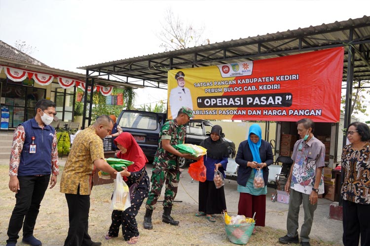 Masyarakat Badas Serbu Operasi Pasar Yang Digelar Pemkab Dan Bulog