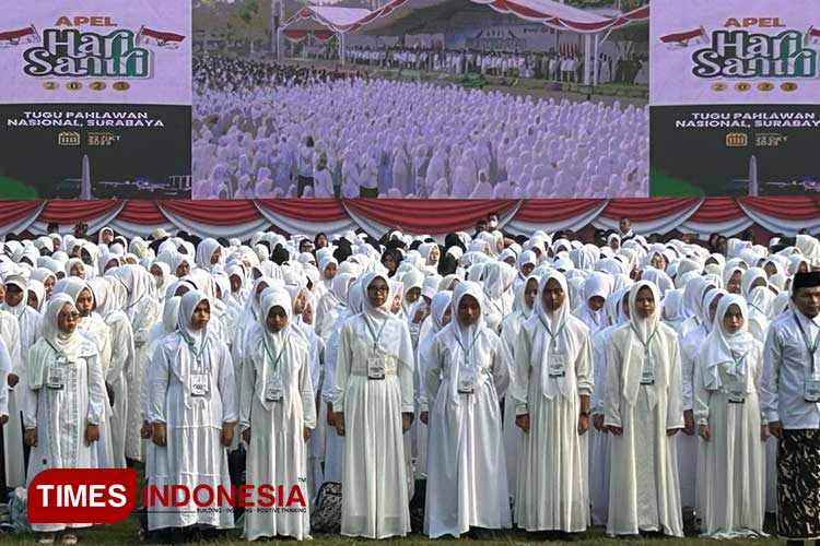 Lautan Santri Baju Putih Sambut Kedatangan Bapak Keppres Hari Santri