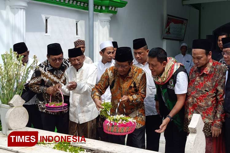 Safari Politik Di Jawa Timur Mahfud Md Ziarah Ke Makam Pendiri Nu