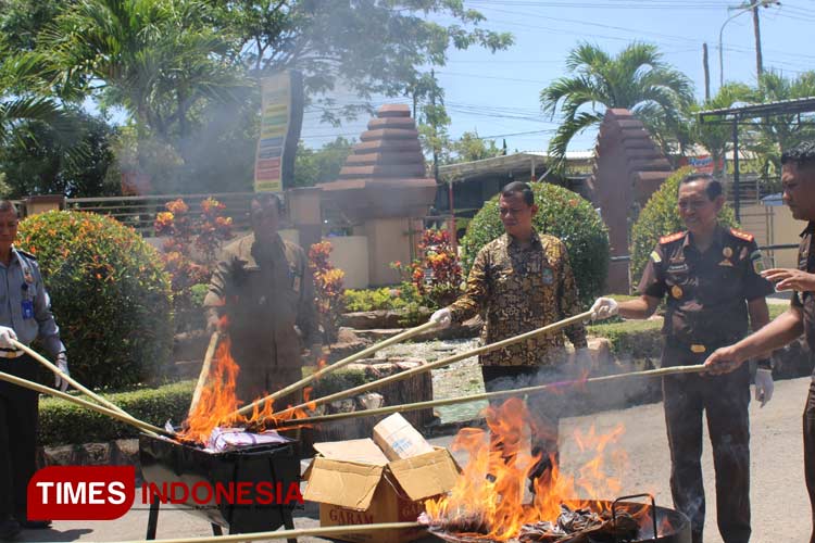 Kejari Pacitan Musnahkan Barang Bukti Perkara Didominasi Uu