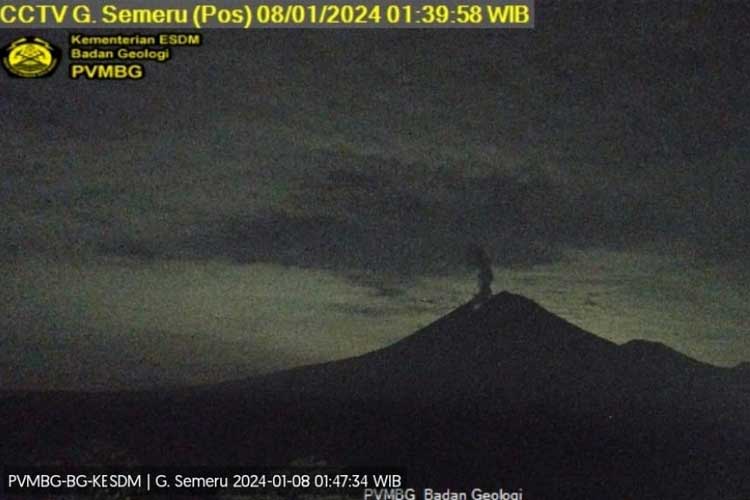 Semburan Abu Erupsi Gunung Semeru 5 000 Mdpl Masyarakat Diminta