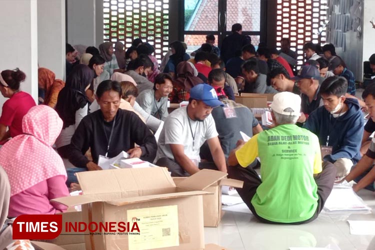 Sortir Dan Lipat Surat Suara Pemilu 2024 KPU Majalengka Libatkan Kaum