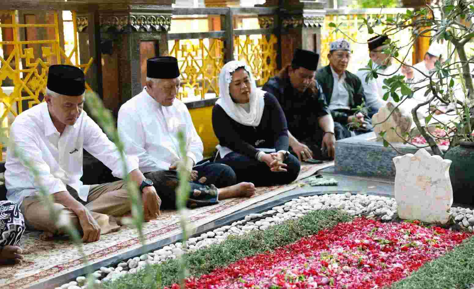 Didampingi Yenny Wahid Ganjar Ziarah Makam Gus Dur Dan Mbah Hasyim Asy