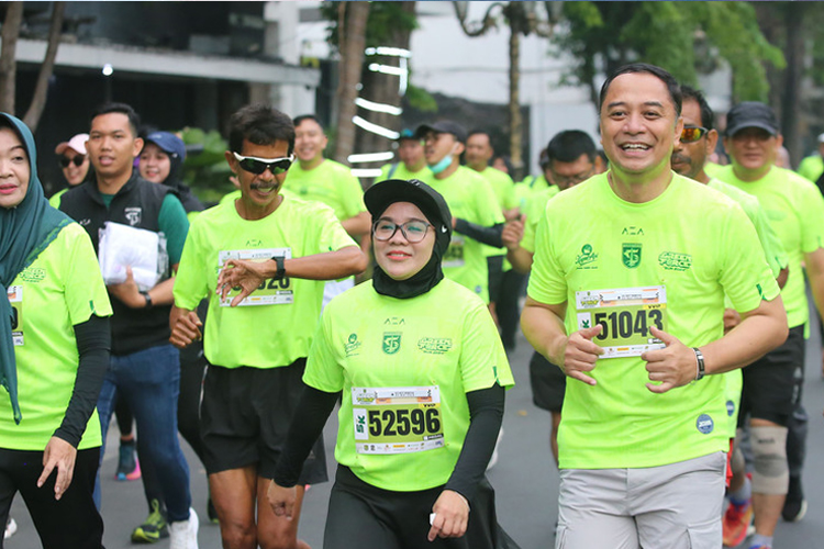 Keren Wali Kota Surabaya Lari Bareng Peserta Green Force Run