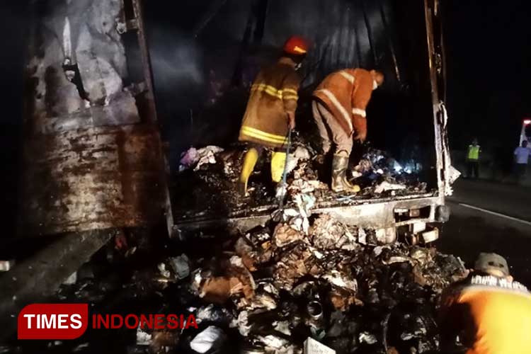 Truk Pengangkut Paket Barang Hangus Terbakar Di Ruas Tol Pemalang