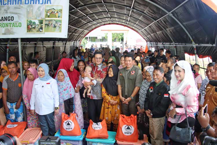 Fadel Muhammad Tinjau Penanganan Korban Banjir Di Gorontalo Times