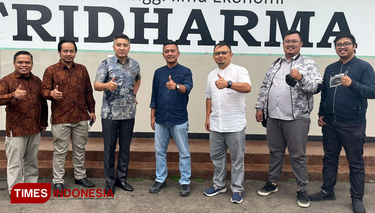 Pengurus ISEI Komisariat STIE Tridharma Periode 2022-2025, resmi dilantik di Kampus STIE Tridharma, Kota Bandung, Jumat (18/2//2022).(Foto: Iwa/TIMES Indonesia) 