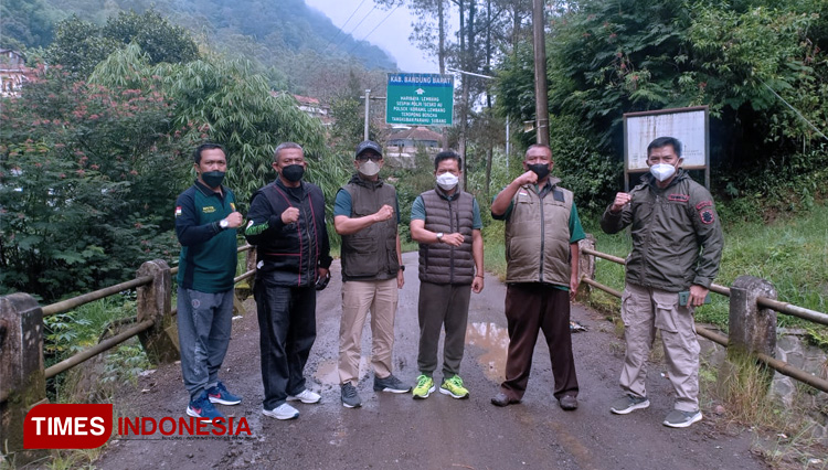 Bupati Bandung Dadang Supriatna (tengah) saat meninjau jalan di perbatasan Kab Bandung dengan Bandung Barat di Desa Cipanjalu, Kec Cilengkrang, Jumat (18/2/2022). (Foto: Iwa/TIMES Indonesia)
