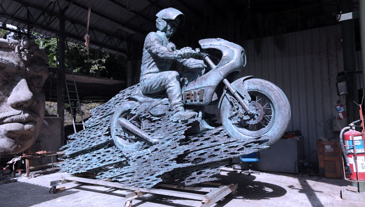 Patung “Speed” yang menggambarkan sosok Presiden RI Jokowi yang sedang melesat mengendarai motor akan dipasang di Sirkuit Mandalika. (foto: Nyoman Nuarta)