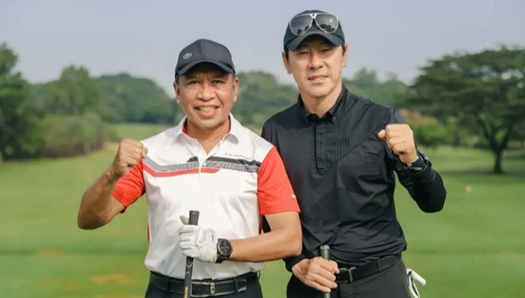 Pelatih Tim Nasional (Timnas) Indonesia, Shin Tae-yong saat main golf dengan Menpora RI (foto: Dokumen/Shin Tae-yong)