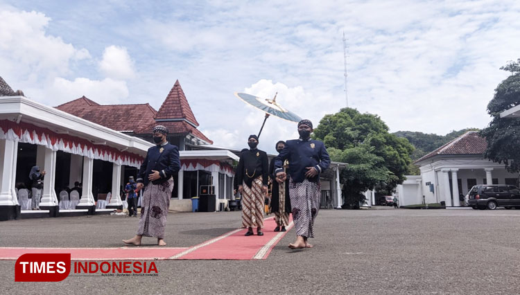 Suasana-kirab-puncak-hari-jadi-ke-277-Pacitan.jpg