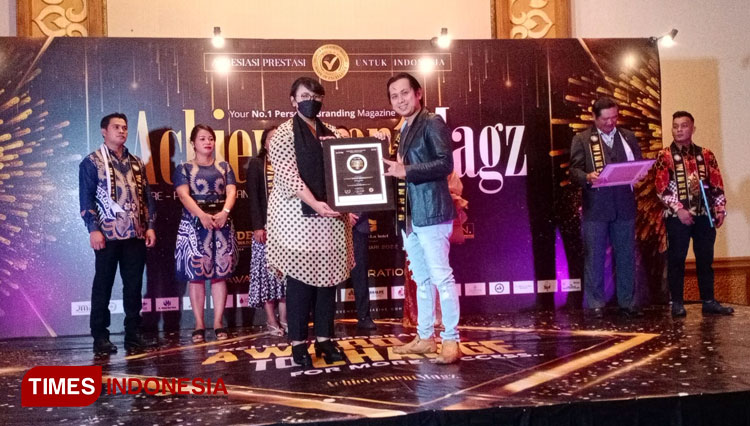 Founder Jungle Cafe Danny Budiman saat menerima penghargaan Platinum Food & Drink Award 2022 dari AchiementMagz di Hotel Shangri-La Surabaya, Sabtu (19/2/2022) malam. (Foto: Lely Yuana/TIMES Indonesia)