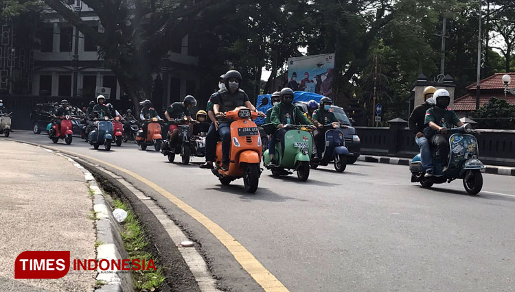 Gus Ali yang mengendarai skuter vespa warna hijau muda yang sedang berkegiatan 'Sunmori' bersama komunitas Vespa Malang, Minggu (20/2/2022). (Foto: Rizky Kurniawan Pratama/TIMES Indonesia)