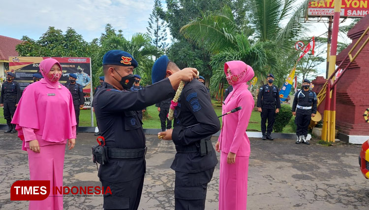 Prosesi pengalungan bunga dari Komandan lama ke Komandan baru. (foto. Muslimin/TIMES Indonesia)