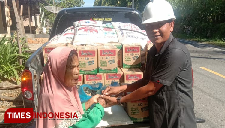 Humas PMKS PT. Mon Jambe, Kalmi memberikan bantuan sembako untuk salah seorang lansia. (FOTO: T. Khairul Rahmat Hidayat/TIMES Indonesia)