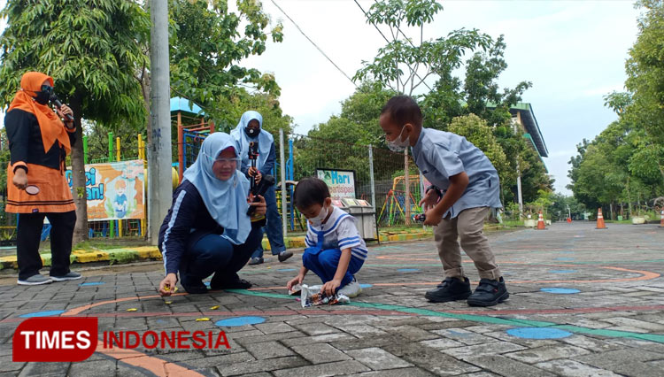 Kegiatan Detektif Lingkungan oleh KB-TK Al-Muslim Sidoarjo. (Foto: Humas Al-Muslim/TIMES Indonesia)
