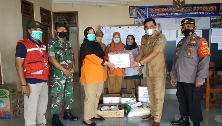 Ketua IBI, Purwanti Mustiko Rini menyerahkan secara simbolis bantuan kepada Kades Padasari. (Foto: Dimas Reza Yogatama/ TIMES Indonesia)