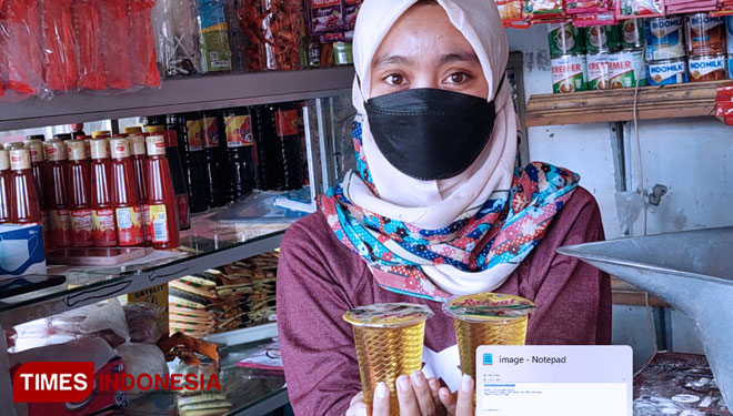 Buntut Kelangkaan, Warga Pacitan Beralih ke Minyak Goreng Kemasan Gelas