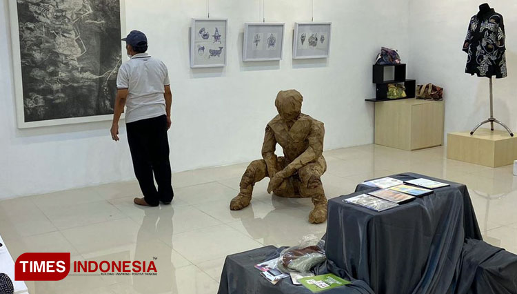 Pameran seni lukis dan patung di SMK 5 Negeri Malang dalam rangka Jatim Cerdas. (foto: Dokumen SMK 5 Negeri Malang for TIMES Indonesia)