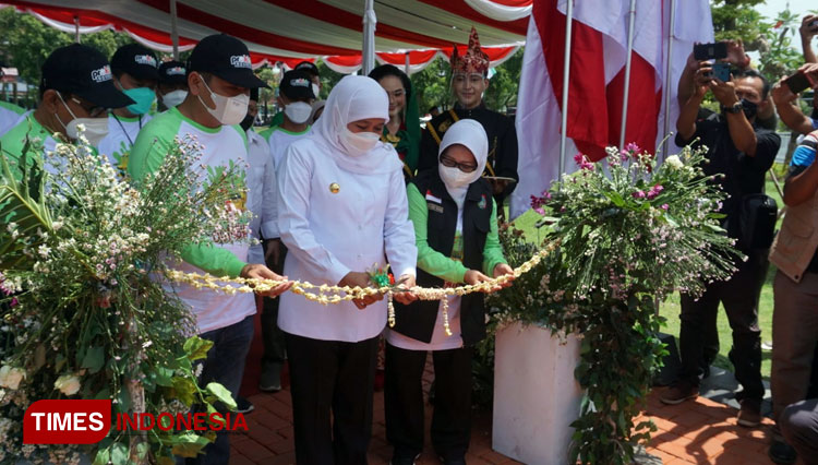 Gubernur Jatim Khofifah Indar Parawansa saat prosesi pemotongan pita sebagai tanda diresmikannya Alun-alun Jombang, Senin (21/2/2022). (FOTO : Rohmadi/TIMES Indonesia)