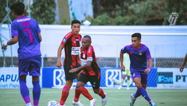 Persipura Jayapura (Merah Hitam) saat berhadapan dengan Persik Kediri di Liga 1 2021. (FOTO: Liga Indonesia Baru)
