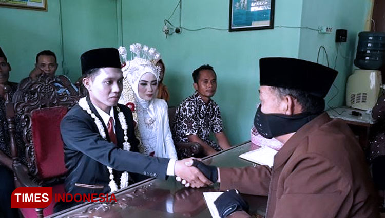 Akad nikah yang dilakukan pasangan pengantin di KUA, (FOTO: Dokumen for TIMES Indonesia)