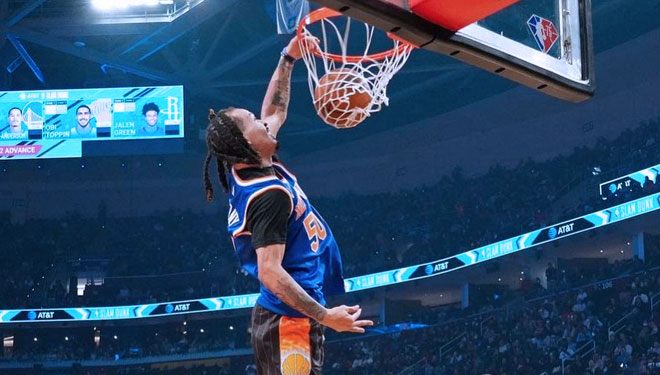 Unik! ‘Slam Dunk’ Pakai Sepatu Boots
