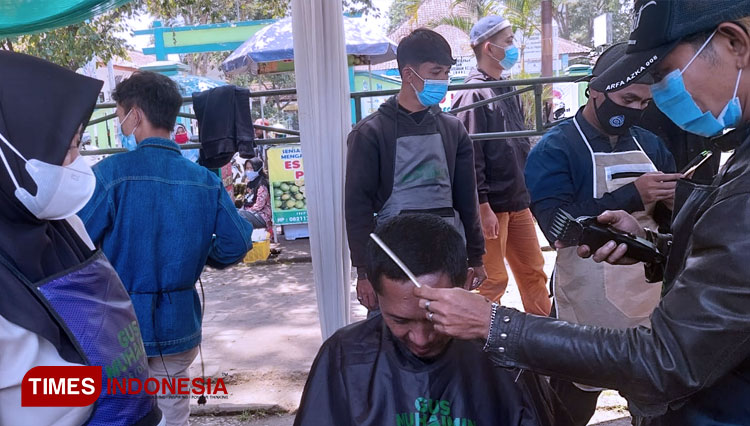 Komunitas Tukang Cukur menggelar cukur rambut gratis untuk 100 orang di Alun-alun Banjaran, Kabupaten Bandung, Selasa (22/2/2022). (FOTO: Iwa/TIMES Indonesia)
