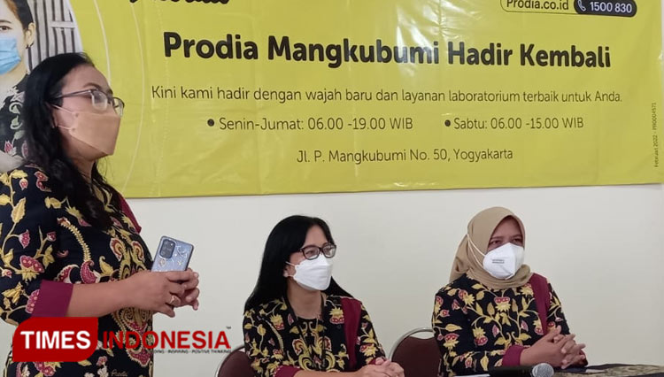 Regional Marketing Manager Central Java, Beppy Hamuaty  (bediri), Apt. Ronimatul Hayati (pakai hijab), dan M. Diah Fibriyani, M.Kes., Apt saat menjelaskan layanan Prodia Cabang Mangkubumi Yogyakarta. (FOTO: Wahyu Metasari/TIMES Indonesia)