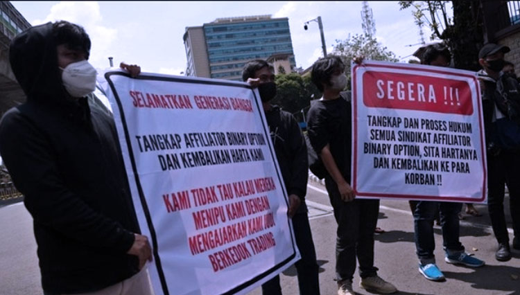 Puluhan Korban judi berkedok trading Binomo saat menggelar demo di depan kantor Mabes Polri, Jalan Raden Patah 1, Jakarta Selatan (FOTO: Dokumen/detikNews)