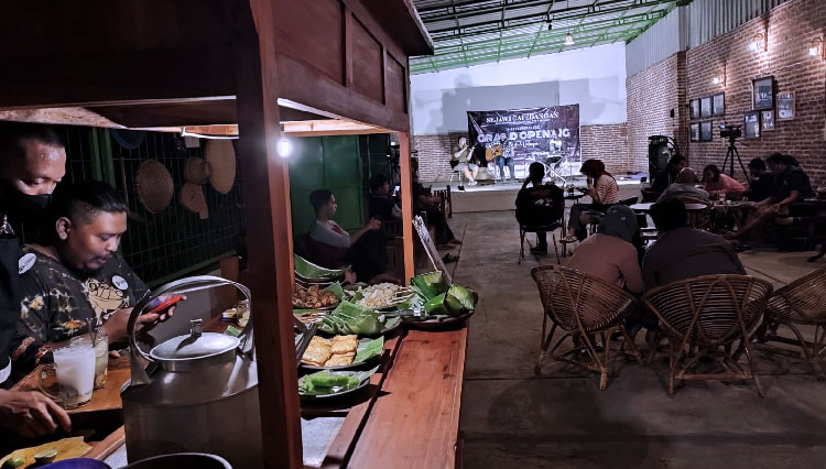 Makanan dan minuman tradisional menjadi menu utama di Sejawi Cafedangan. (Foto: Sejawi for TIMES Indonesia)