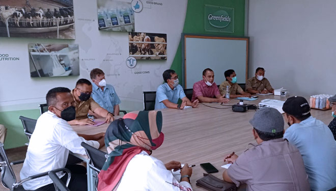 Tim Pansus Greenfield DPRD Kabupaten Blitar menggelar rapat dengan perwakilan PT Greenfields Farm 2 di Desa Ngadirengo Kecamatan Wlingi Kabupaten Blitar Jawa Timur, (21/2/2022) kemarin. (Foto: Pansus DPRD Kab Blitar)