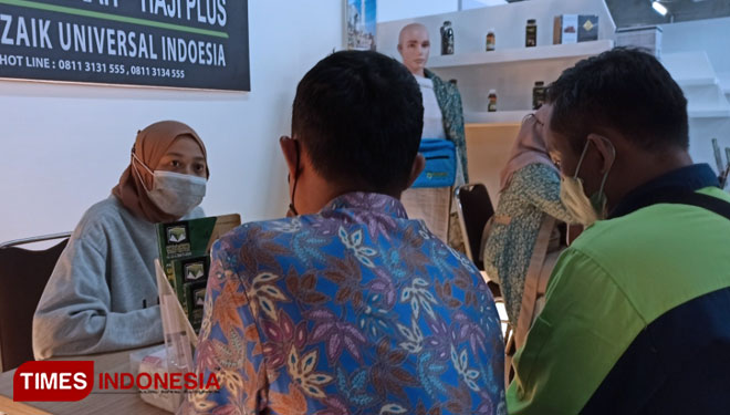 Pengunjung melakukan konsultasi dengan agen perjalanan ibadah haji dan umroh saat acara pameran Travel Mart Indonesia di Marvell City, Jalan Ngagel, Surabaya, Senin (21/2/2022).(Foto : Lely Yuana/TIMES Indonesia)