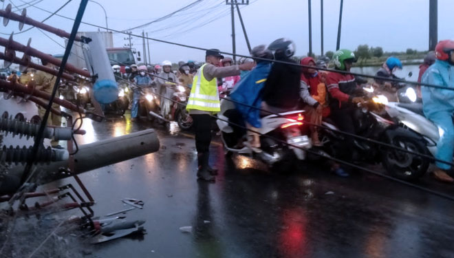 Hujan deras dan angin kencang membuat tiang listrik di Manyar roboh (Foto: Polsek Manyar/TIMES Indonesia).